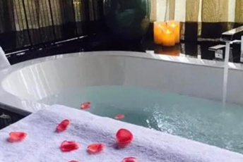 长沙芙蓉水疗池中的失重冥想：当身体学会漂浮